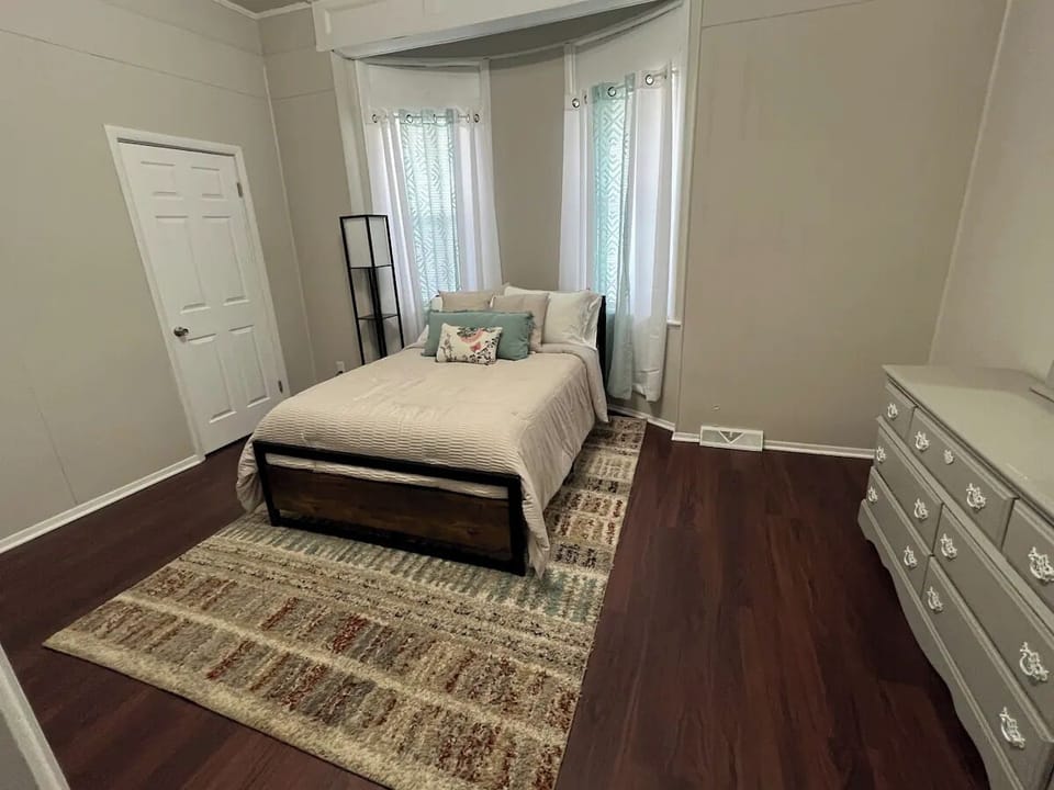 2nd Bedroom (Full)