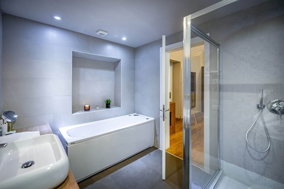 Deluxe Studio Suite, 1 King Bed | Bathroom | Free toiletries, hair dryer, bidet, towels
