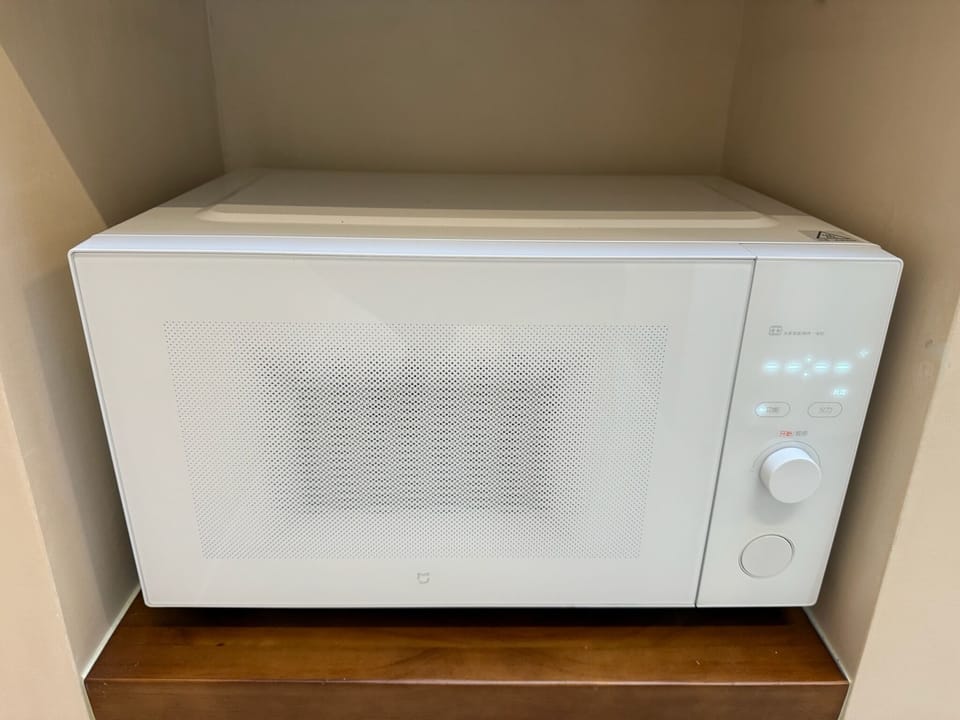 Design House, 1 King Bed, Non Smoking, Kitchenette | Microwave