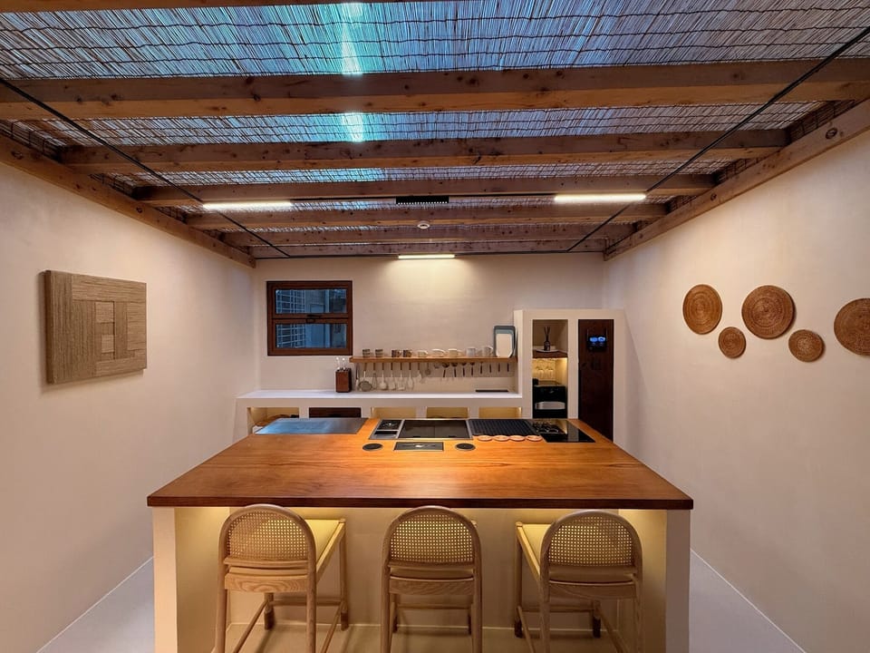 Design House, 1 King Bed, Non Smoking, Kitchenette | Private kitchenette | Mini-fridge, microwave, electric kettle, cookware/dishes/utensils