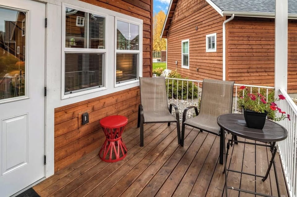 Sitting area on front deck.