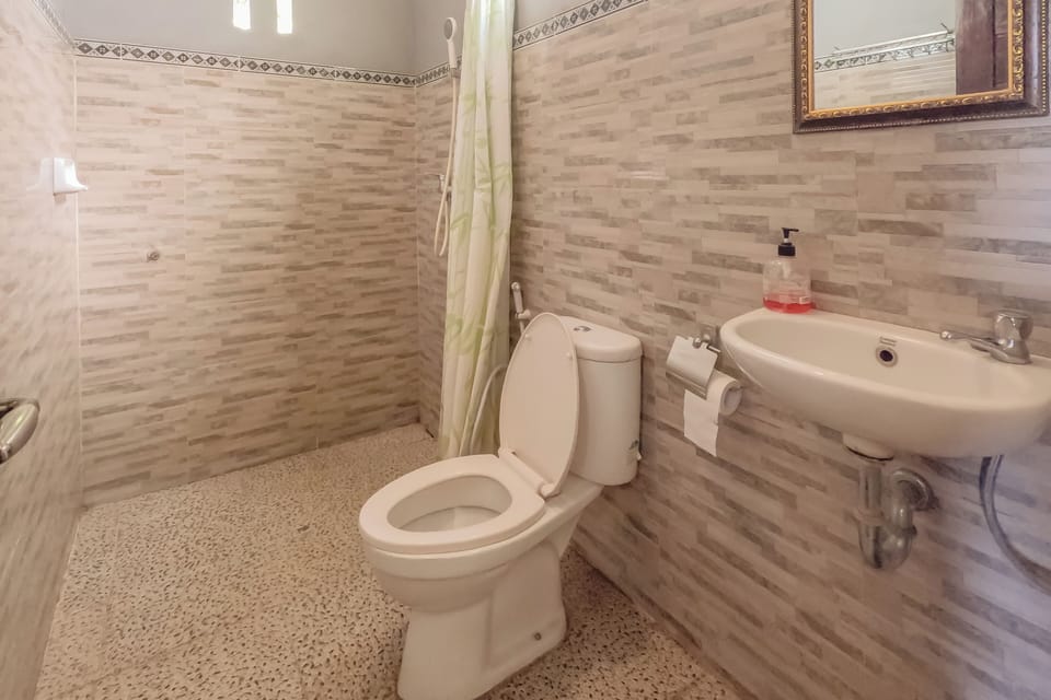 Basic Room, Shared Bathroom, Garden View | Bathroom
