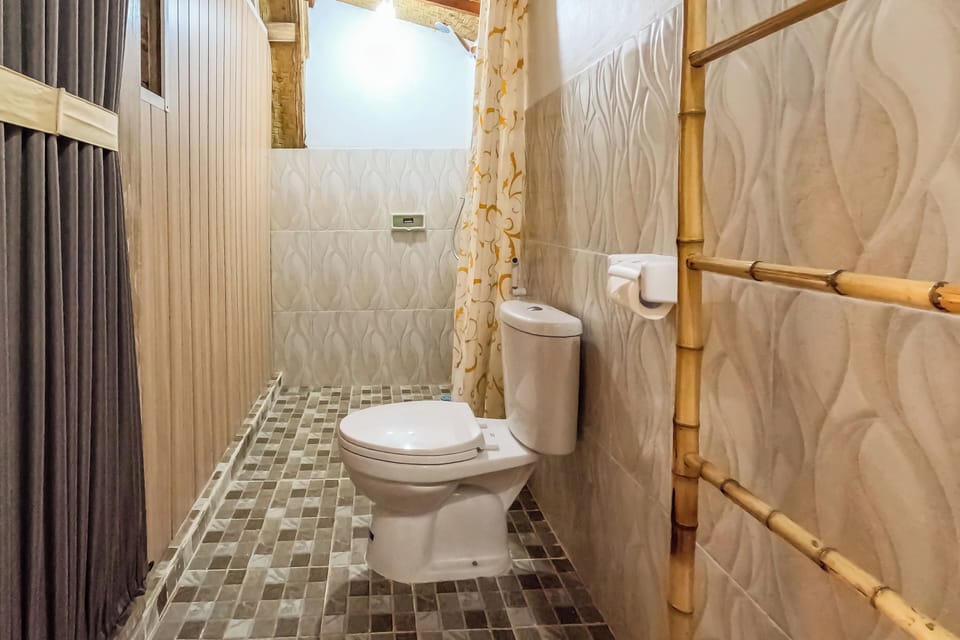 Deluxe Cabin, Pool View | Bathroom