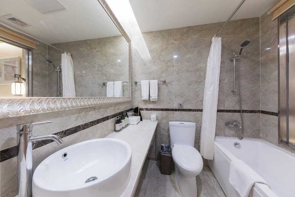Basic Double or Twin Room | In-room safe, iron/ironing board, WiFi (free)