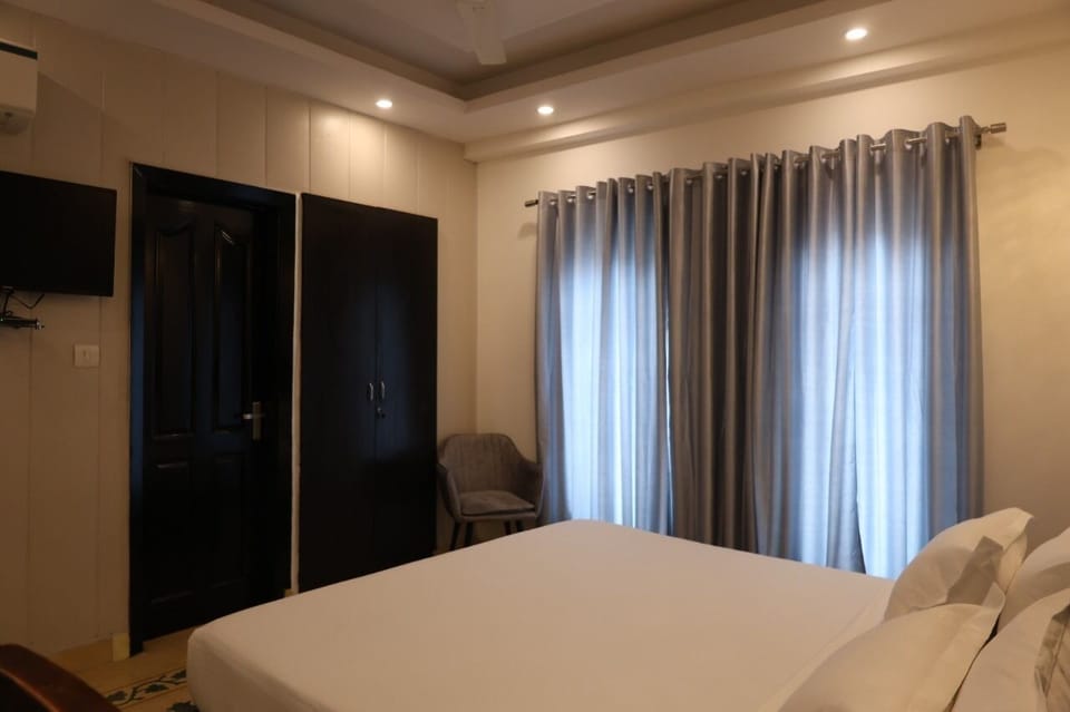 Room, City View | Room amenity
