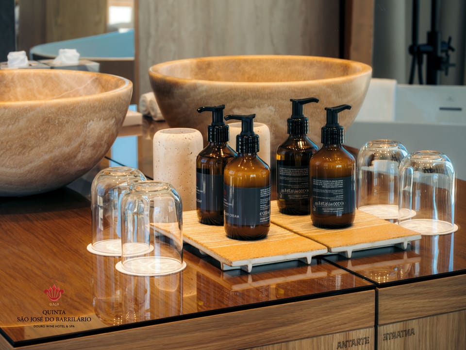 Superior Studio Suite | Bathroom | Free toiletries, hair dryer, bathrobes, towels