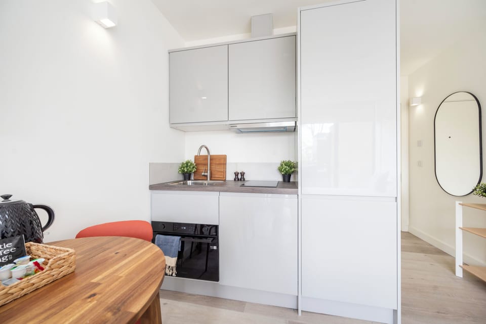 Studio, 1 Double Bed, Non Smoking | Private kitchen | Electric kettle, toaster