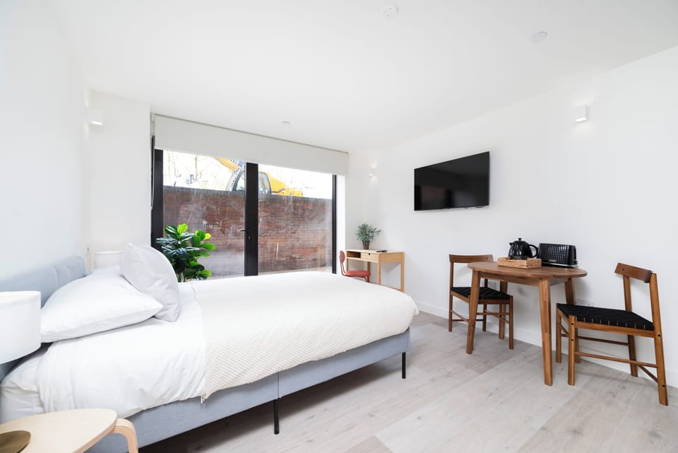Studio, 1 Double Bed, Non Smoking | Blackout drapes, iron/ironing board, free WiFi