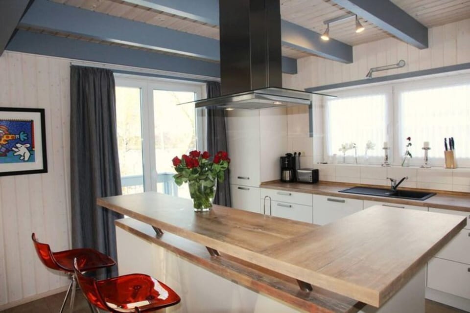 House | Private kitchen | Electric kettle, toaster, highchair