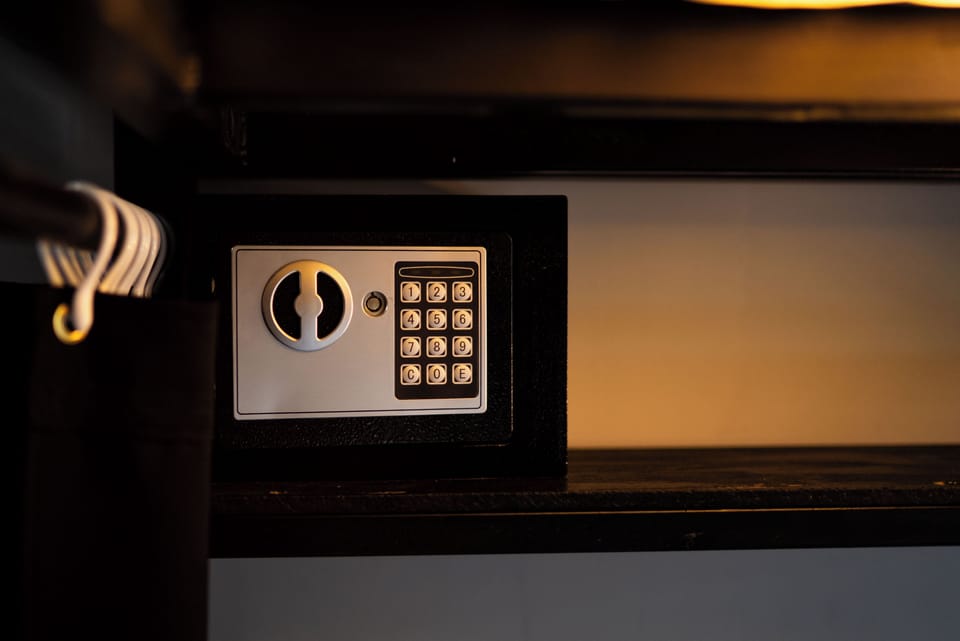 In-room safe, bed sheets