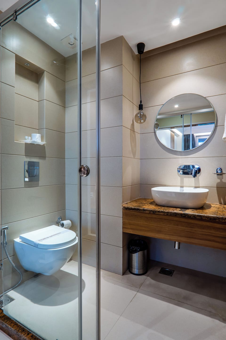 Elite Double Room | Bathroom | Shower, free toiletries, towels