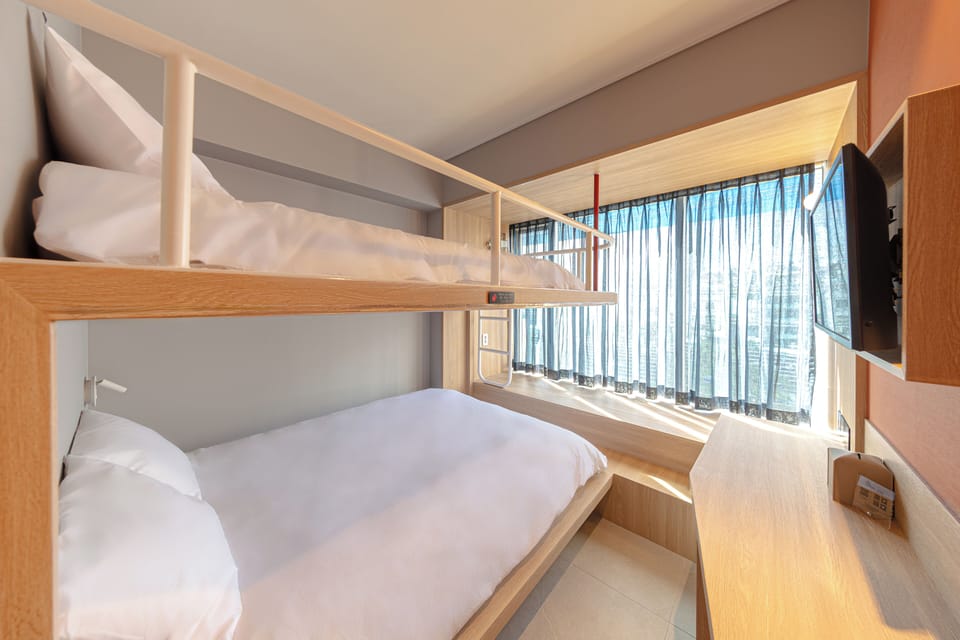 Deluxe Quadruple Room | Desk, laptop workspace, soundproofing, free WiFi
