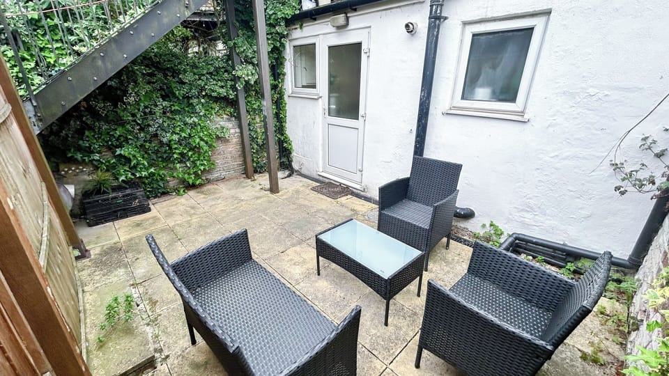 Private mini garden in Finsbury Park near Emirates Stadium, Highbury, Islington