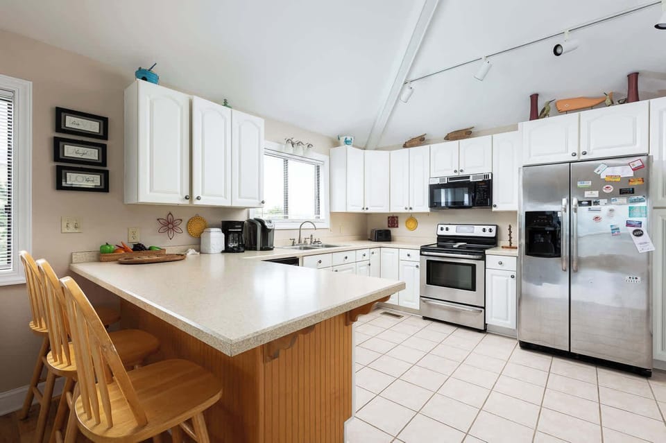 Kitchen with breakfast bar