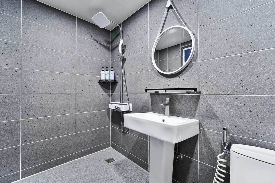 Deluxe Double Room | Bathroom | Hair dryer, slippers, towels, soap