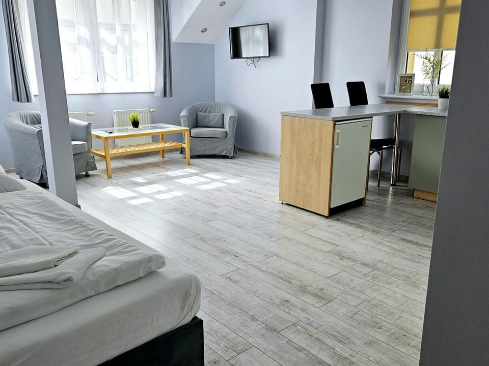 House | 4 bedrooms, individually furnished, bed sheets