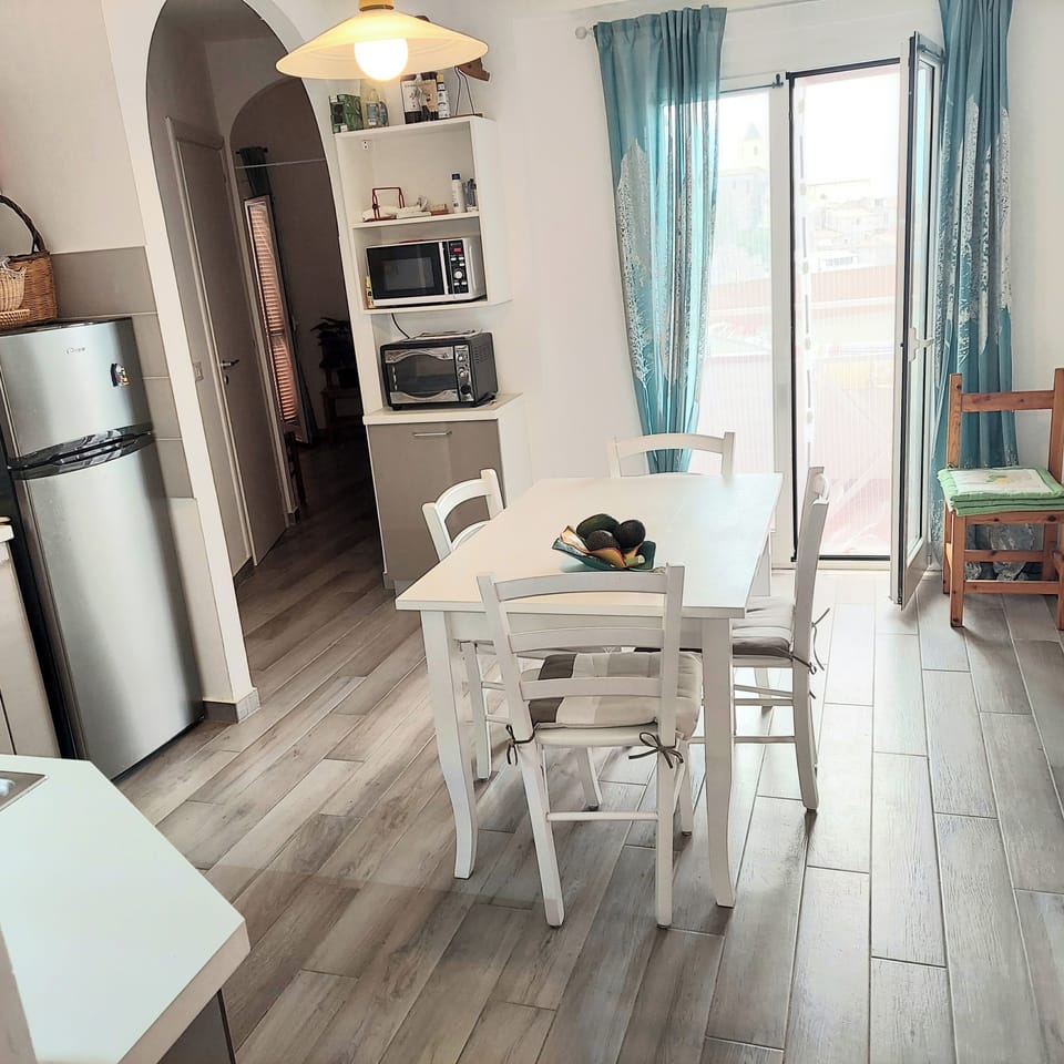 KITCHEN DINING ROOM 