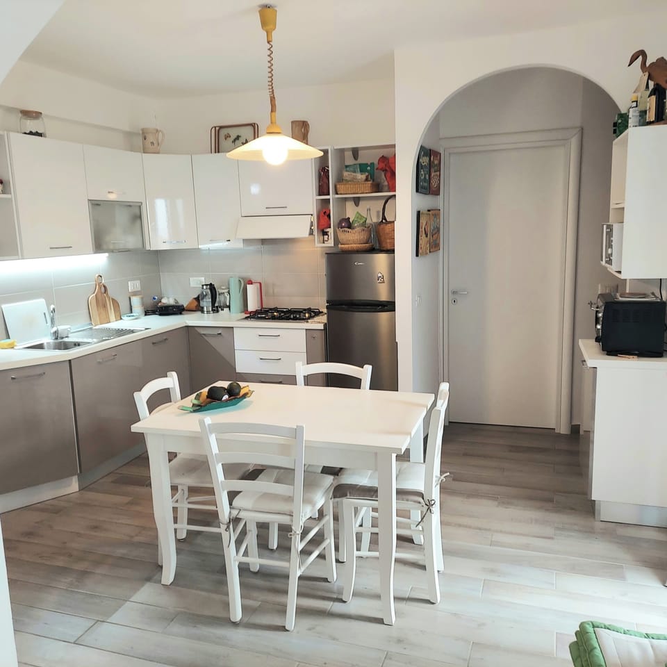 KITCHEN DINING ROOM 