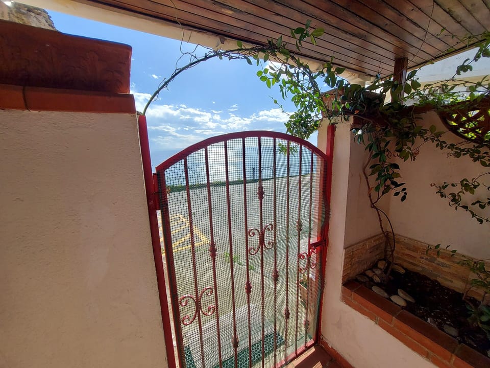 FRONT ENTRE WITH OCEAN VIEW 