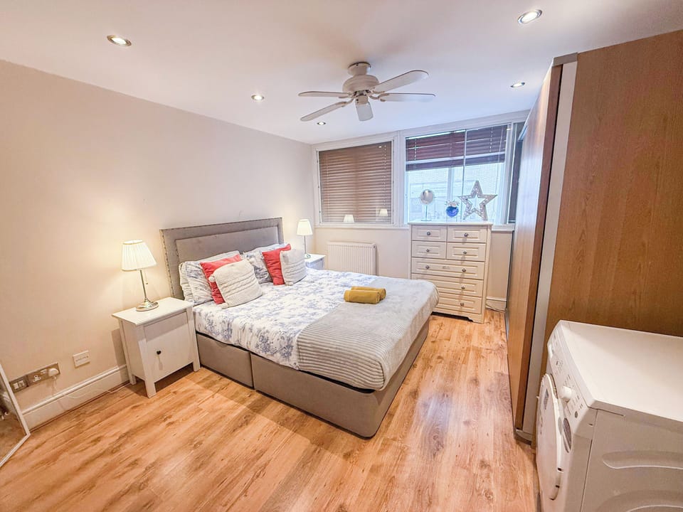 Bedroom w/ Queen bed & ensuite | West Kensington, Earl’s Court, Olympia London 