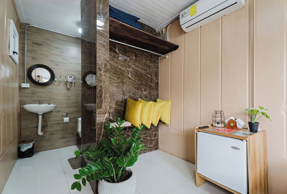 Double Room with Sea View | Bathroom | Shower, hair dryer, towels, toilet paper