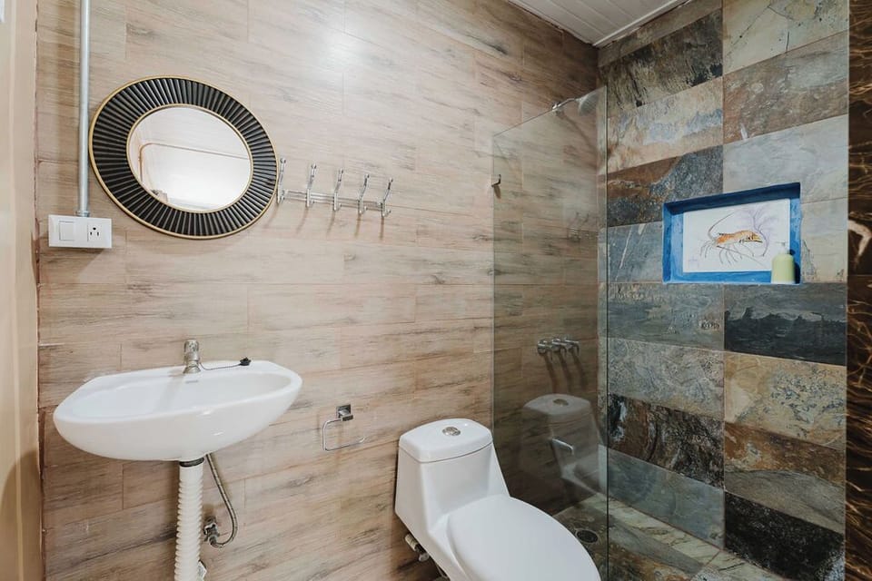 Double Room with Sea View | Bathroom | Shower, hair dryer, towels, toilet paper