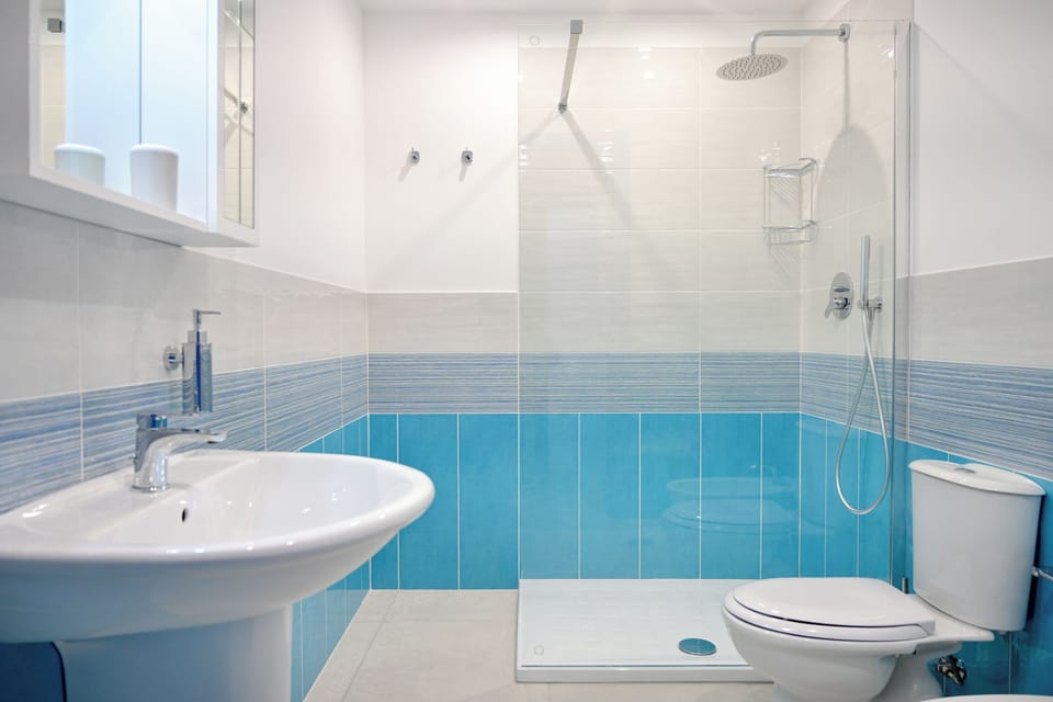 Deluxe Quadruple Room | Bathroom | Shower, hair dryer, bidet, towels