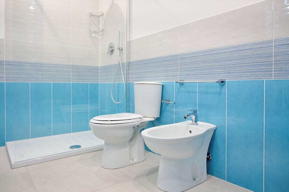 Deluxe Quadruple Room | Bathroom | Shower, hair dryer, bidet, towels