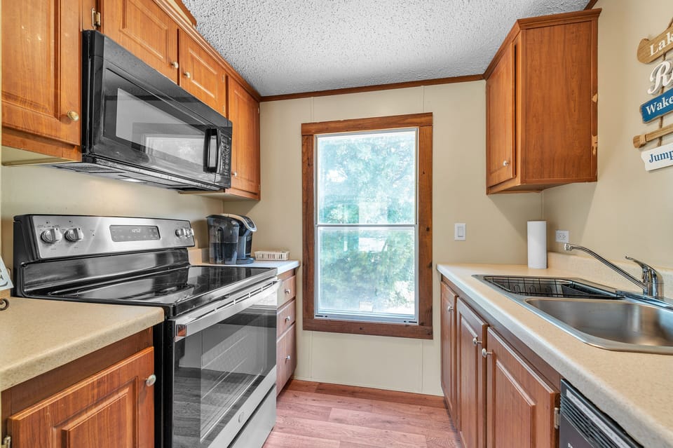 Cottage, 4 Bedrooms | Private kitchen | Fridge, oven, coffee/tea maker