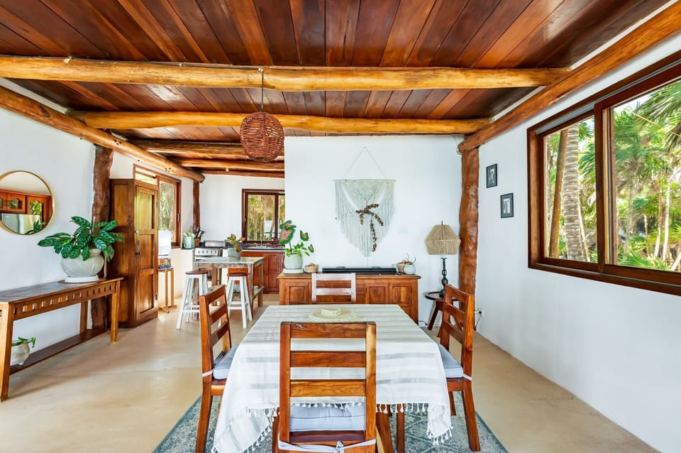 Lunch,Coffee / tea facilities,Buffet breakfast,Dinner,Dining area,Food,Meals,Breakfast,Family