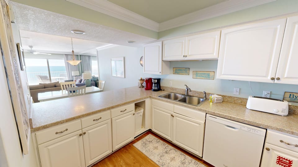 Condo, 1 Bedroom | Private kitchen | Fridge, oven, coffee/tea maker, toaster