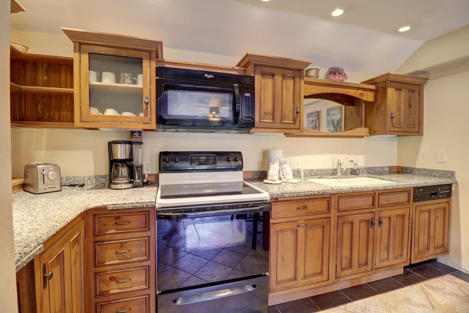 Condo, 2 Bedrooms | Private kitchen | Fridge, oven, coffee/tea maker, toaster