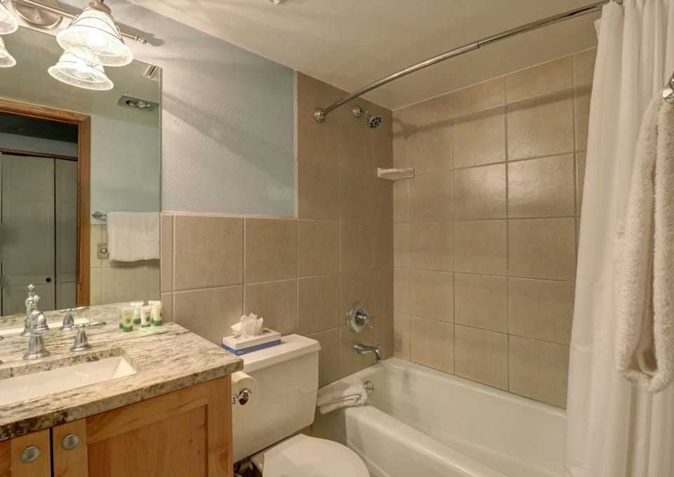 Room, 1 Bedroom | Bathroom | Towels, shampoo