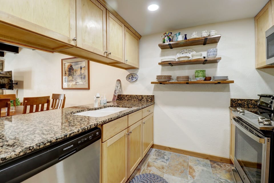Condo, 2 Bedrooms | Private kitchen | Fridge, oven, coffee/tea maker, toaster