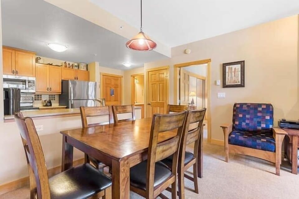 Condo, 2 Bedrooms | Dining