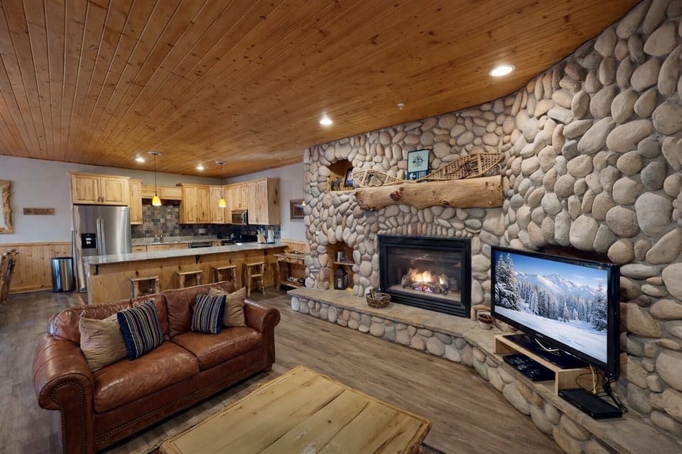 Condo, 2 Bedrooms | Living area | Smart TV
