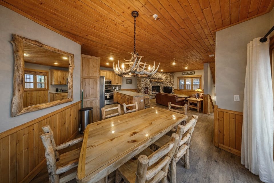 Condo, 2 Bedrooms | Dining