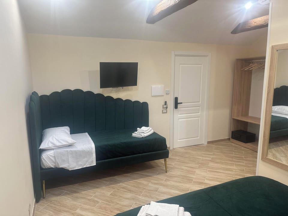Smeraldo | Premium bedding, down comforters, memory foam beds, minibar