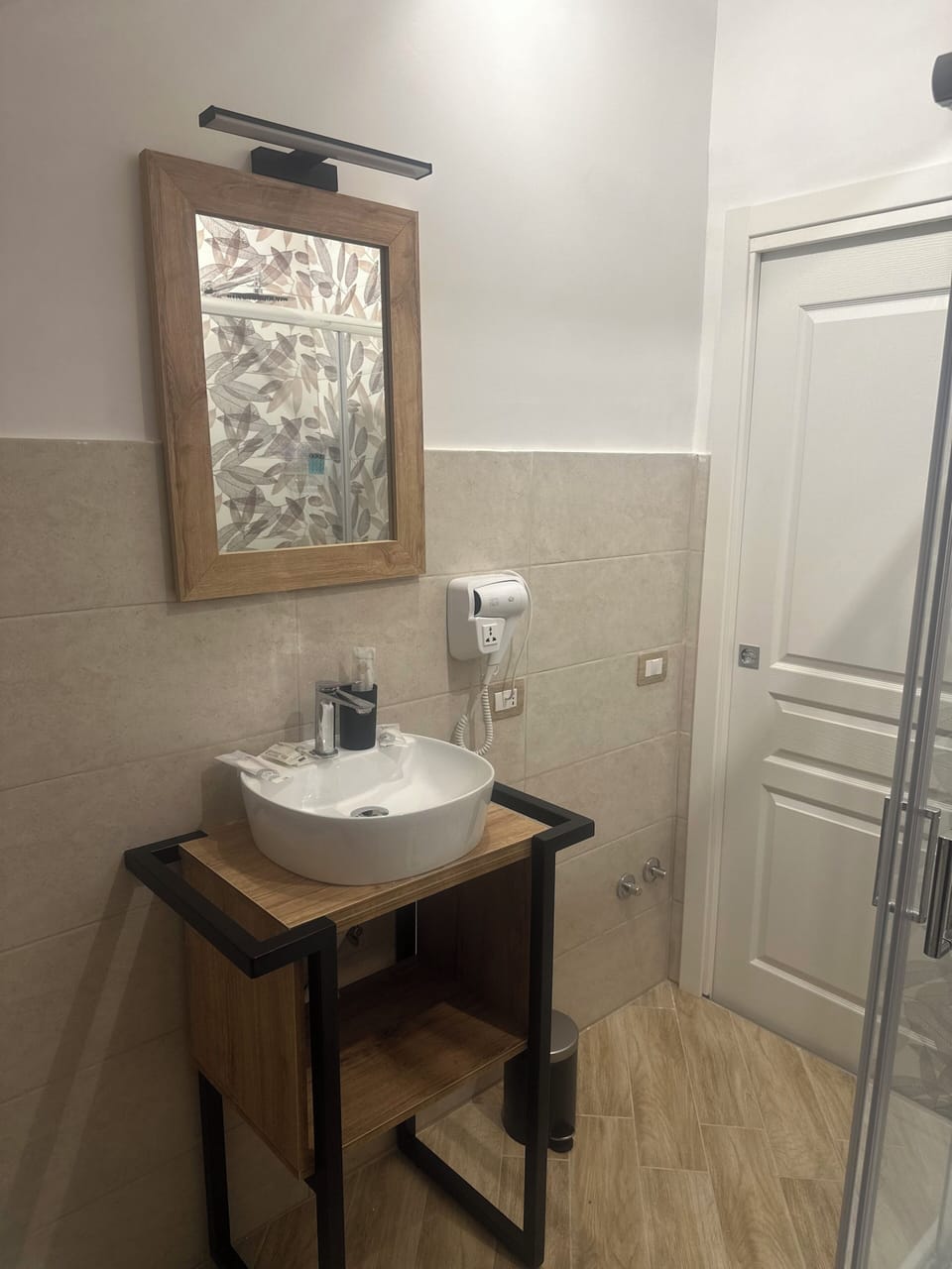 Zaffiro | Bathroom | Shower, rainfall showerhead, free toiletries, hair dryer