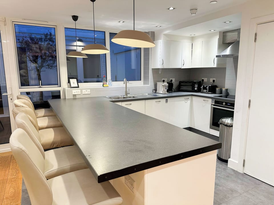 3 Bedroom flat with private terrace & Free Wi-Fi in Holloway near Finsbury Park