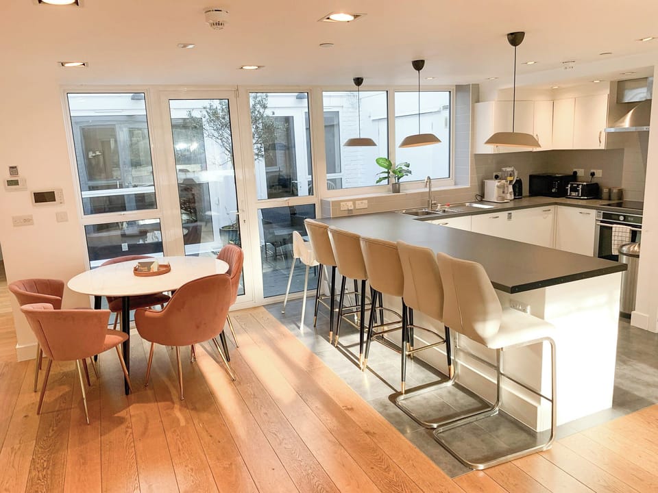 3 Bedroom flat with private terrace & Free Wi-Fi in Holloway near Finsbury Park