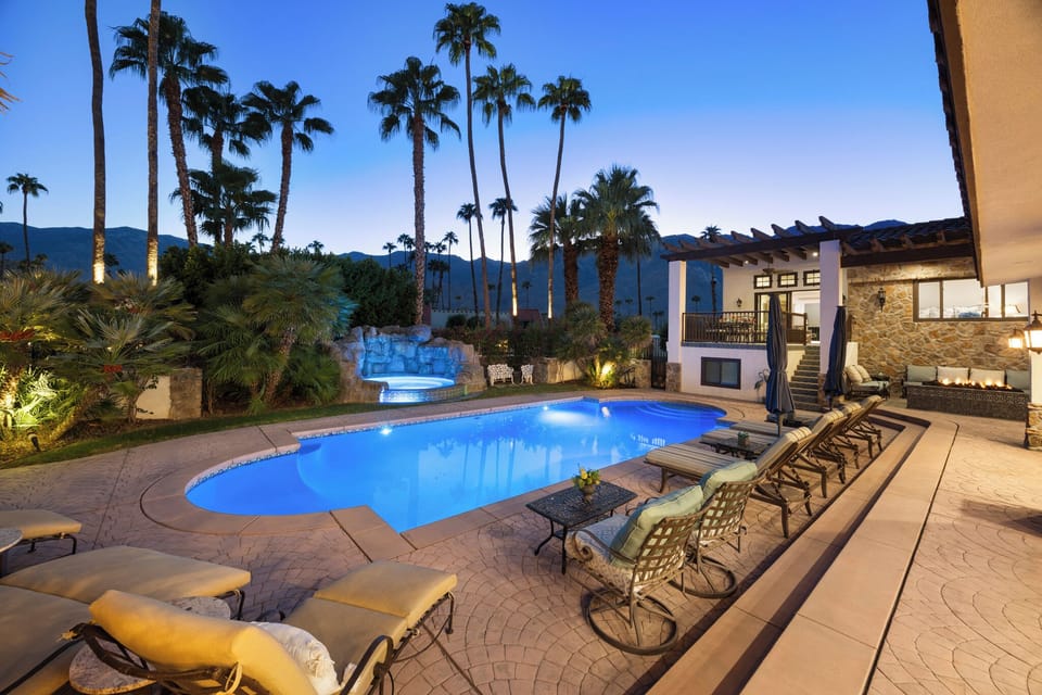 Casa Sueños - Pool Lounge Area