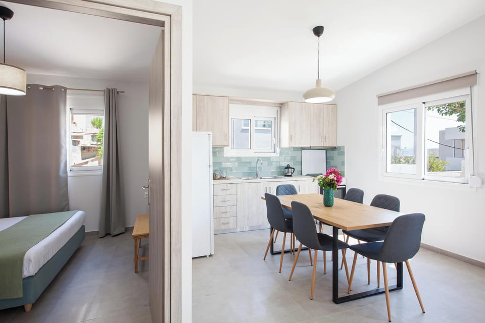 House, Pool View | 2 bedrooms, blackout drapes, soundproofing, iron/ironing board