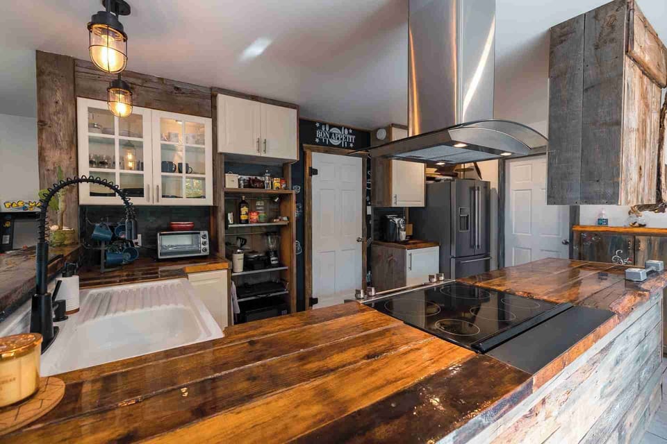 [Kitchen] Fully equipped with amenities