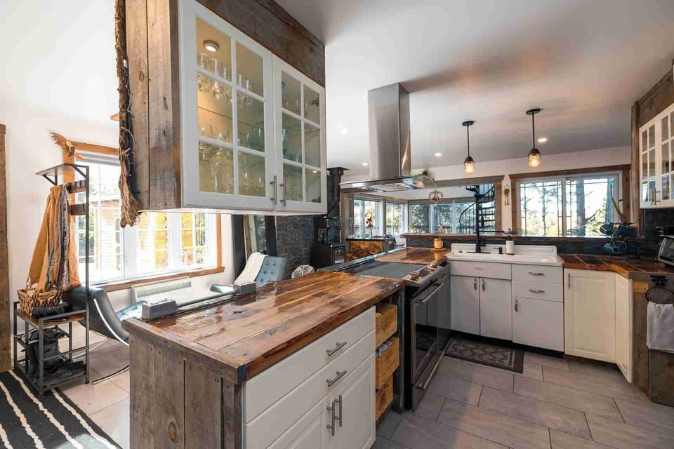 [Kitchen] I offer you a glass of wine