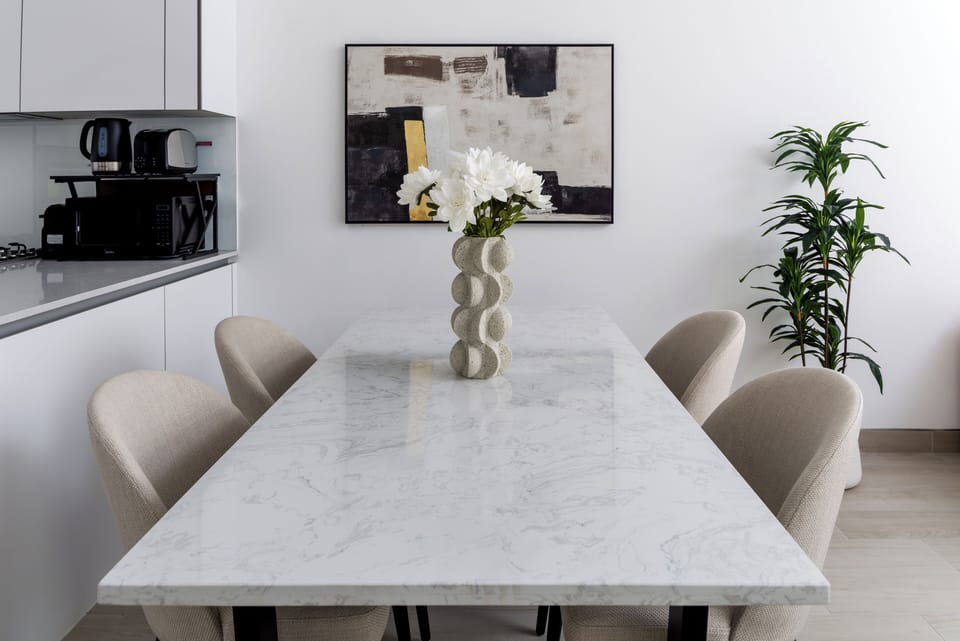 Deluxe Apartment, Balcony, City View | Dining room