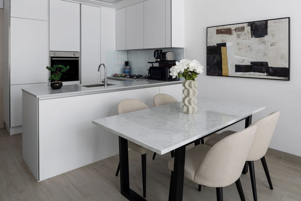 Deluxe Apartment, Balcony, City View | Dining room