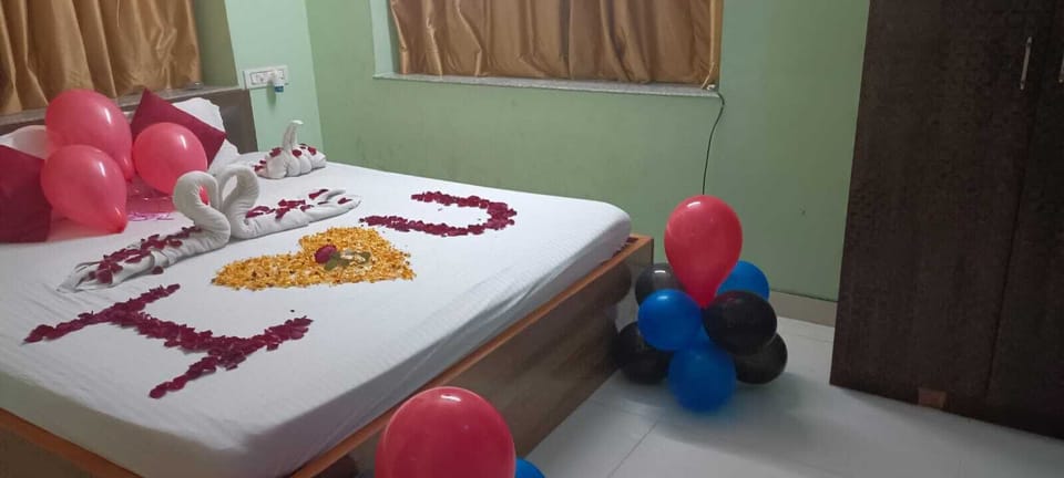 Deluxe Single Room, Balcony, Garden View | In-room dining