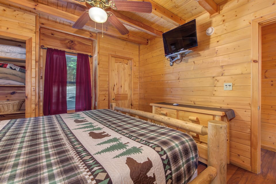 Cabin, Multiple Beds, Hot Tub, Mountain View (A Bearz Haven) | 2 bedrooms, individually decorated, individually furnished, bed sheets