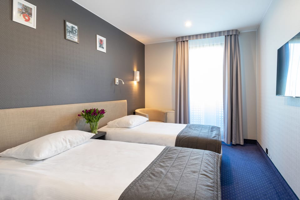 Twin Room | Desk, laptop workspace, WiFi (free), bed sheets